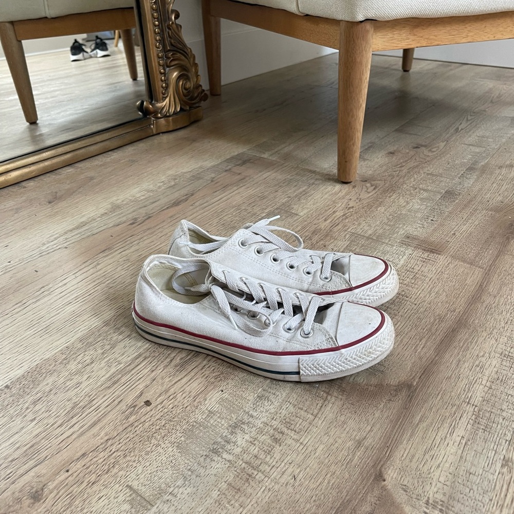Nike converse. In used condition, but just need a good cleaning.